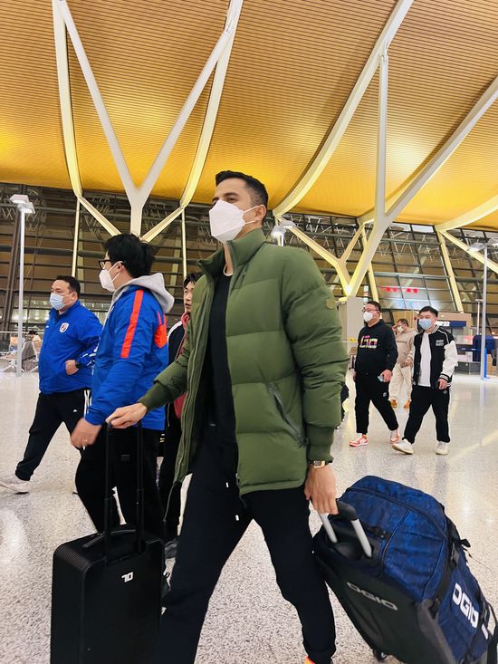 【比赛焦点瞬间】第14分钟，罗马开出右路角球至禁区内，曼奇尼前点头球攻门，球稍稍高出横梁！
